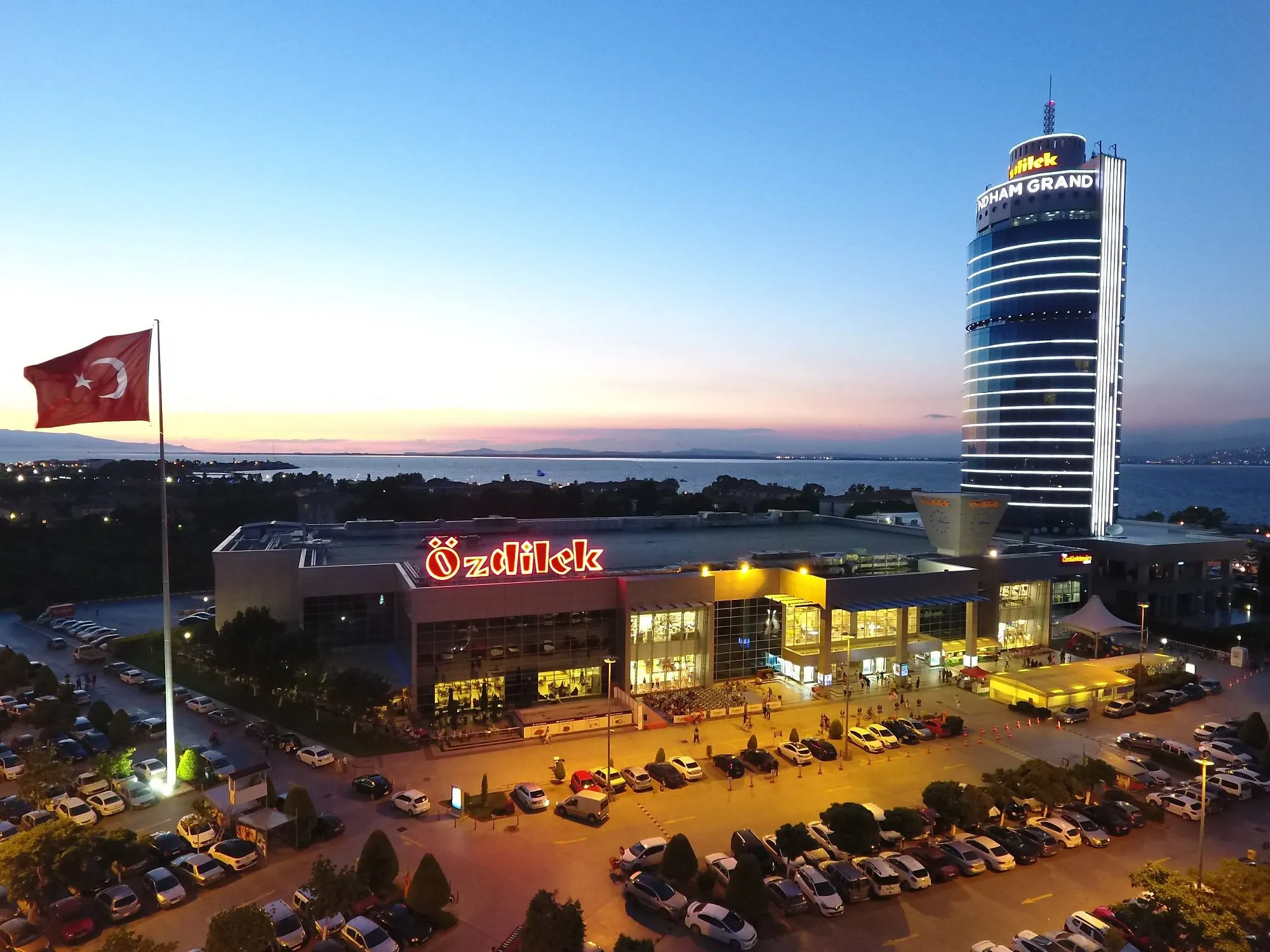 Özdilek İzmir kulesi gün batımında — Serdar Gök İnşaat projesi